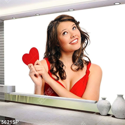 Tranh cô gái cầm trái tim đỏ