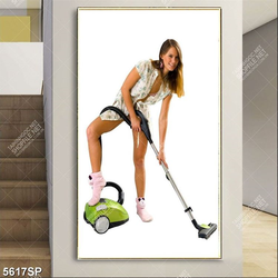 Tranh cô gái cầm máy hút bụi
