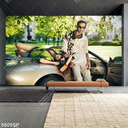 Tranh cặp đôi tạo dáng bên xe ô tô