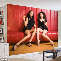 Tranh hai cô gái trẻ uống rượu sâm phanh