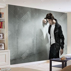 Tranh chàng trai trẻ đứng bên tường