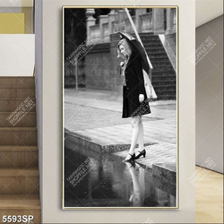 Tranh cô gái che ô đứng bên hồ