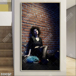 Tranh cô gái ngồi dựa bên bức tường gạch