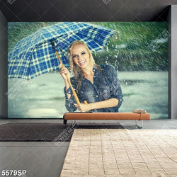 Tranh cô gái trẻ che ô dưới trời mưa