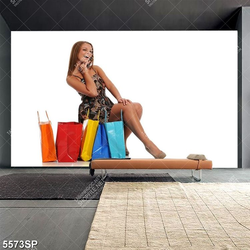 Tranh cô gái trẻ bên những túi đồ