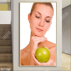 Tranh người đẹp cầm táo xanh