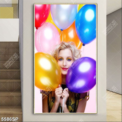 Tranh cô gái trẻ cầm bong bóng