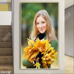 Tranh cô gái cầm lá vàng mùa thu