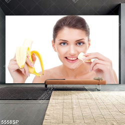 Tranh cô gái ăn chuối