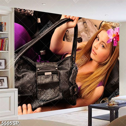 Tranh cô gái trẻ cầm túi xách đen