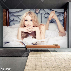 Tranh cô gái trẻ nằm trên giường