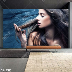 Tranh người đẹp vuốt mái tóc