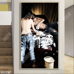 Tranh hai cô gái bán khỏa thân trên xe ô tô