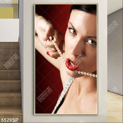 Tranh người đẹp đeo chuỗi ngọc