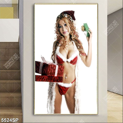 Tranh người mẫu noe gợi cảm cầm hộp quà