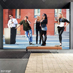 Tranh chàng trai cô gái trẻ đứng trên sân