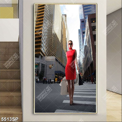 Tranh cô gái xinh đẹp đi dạo trên phố