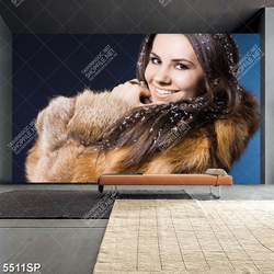Tranh cô gái mặc áo choàng lông mã số SP5511