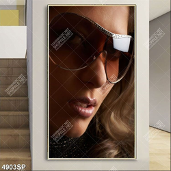 Tranh người đẹp đeo mắt kính