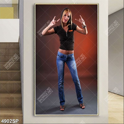 Tranh cô gái trẻ đứng tạo dáng