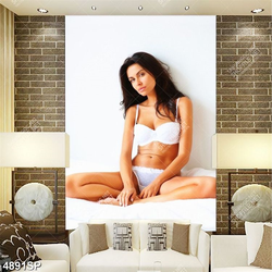 Tranh người mẫu bikini ngồi dựa bên tường