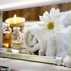 Tranh tinh dầu và khăn trắng treo trang trí spa