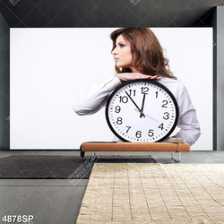 Tranh cô gái cầm đồng hồ