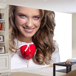 Tranh cô gái cầm trái tim đỏ