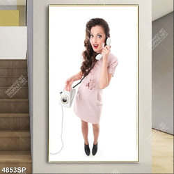 Tranh treo spa cô gái nghe điện thoại