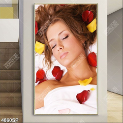 Tranh cô gái nằm bên những cánh hoa