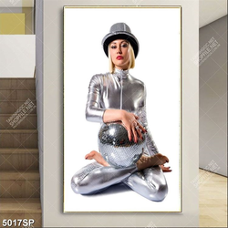 Tranh cô gái ôm quả cầu gương