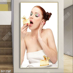 Tranh cô gái ăn bánh ngọt