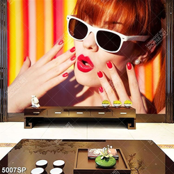 Tranh cô gái trẻ đeo mắt kính