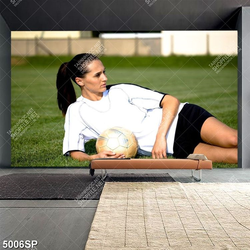 Tranh cô gái trẻ nằm trên sân bóng