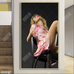 Tranh cô gái nhắm mắt ngồi trên ghế