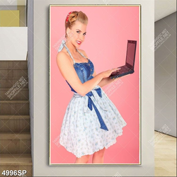 Tranh người đẹp cầm laptop