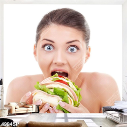 Tranh cô gái ăn bánh mỳ kẹp