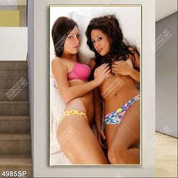 Tranh hai người mẫu nội y