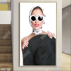 Tranh cô gái cầm chiếc mũ đen