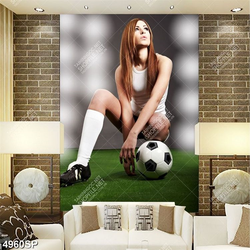 Tranh cô gái trẻ ngồi bên trái bóng