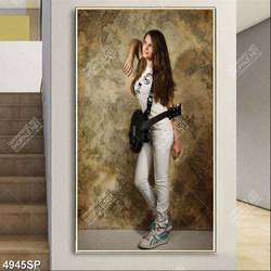 Tranh cô gái trẻ đúng bên tường