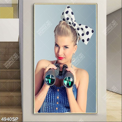 Tranh cô gái xinh xăn cài nơ trên tóc