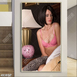 Tranh người mẫu mặc bikini hồng