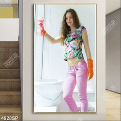 Tranh cô gái trẻ lau cửa kính