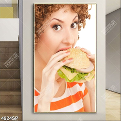 Tranh cô gái ăn bánh mỳ hamboger