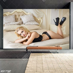 Tranh người mẫu mặc bikini đen