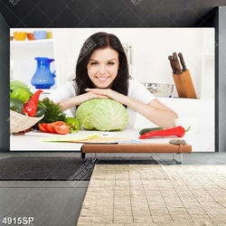 Tranh cô gái ngồi trong bếp