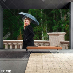 Tranh cô gái cầm chiếc ô