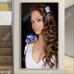 Tranh cô gái tóc xoăn xinh đẹp