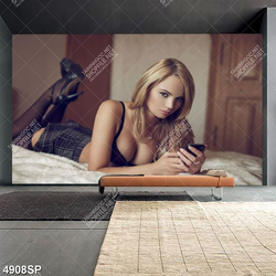 Tranh cô gái khoe vòng một gợi cảm